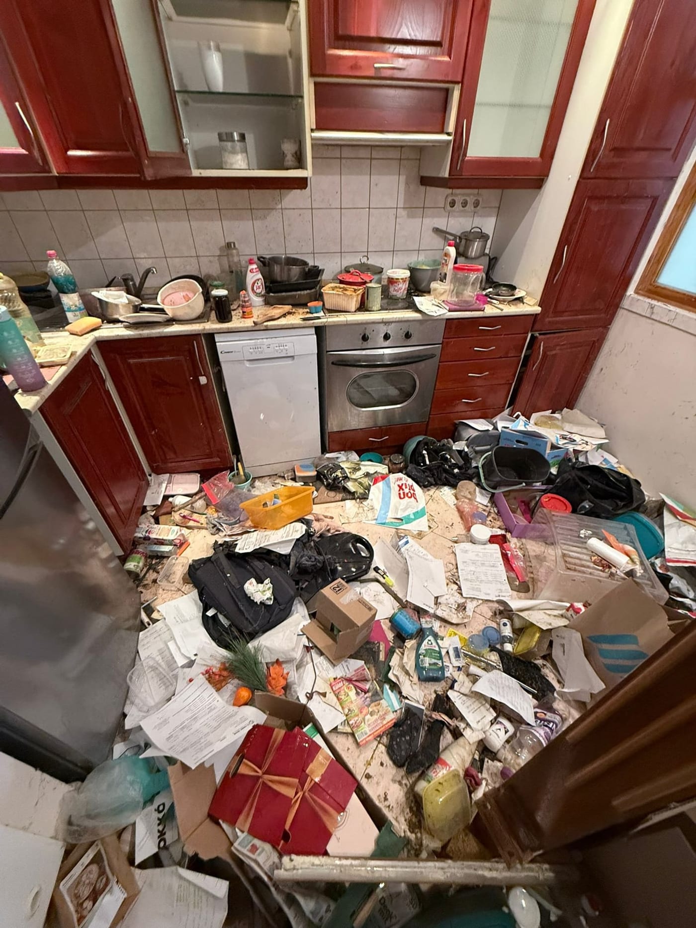 Lomokkal teli konyha lomtalanítás előtt